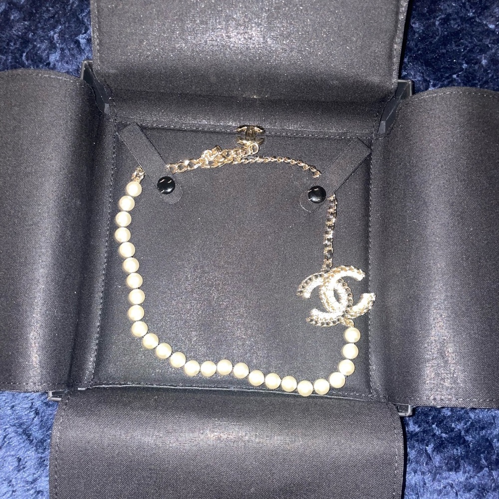CHANEL Necklace with Pearls and Lambskin Leather Gold CC Chain Necklace Like New - Picture 3 of 6